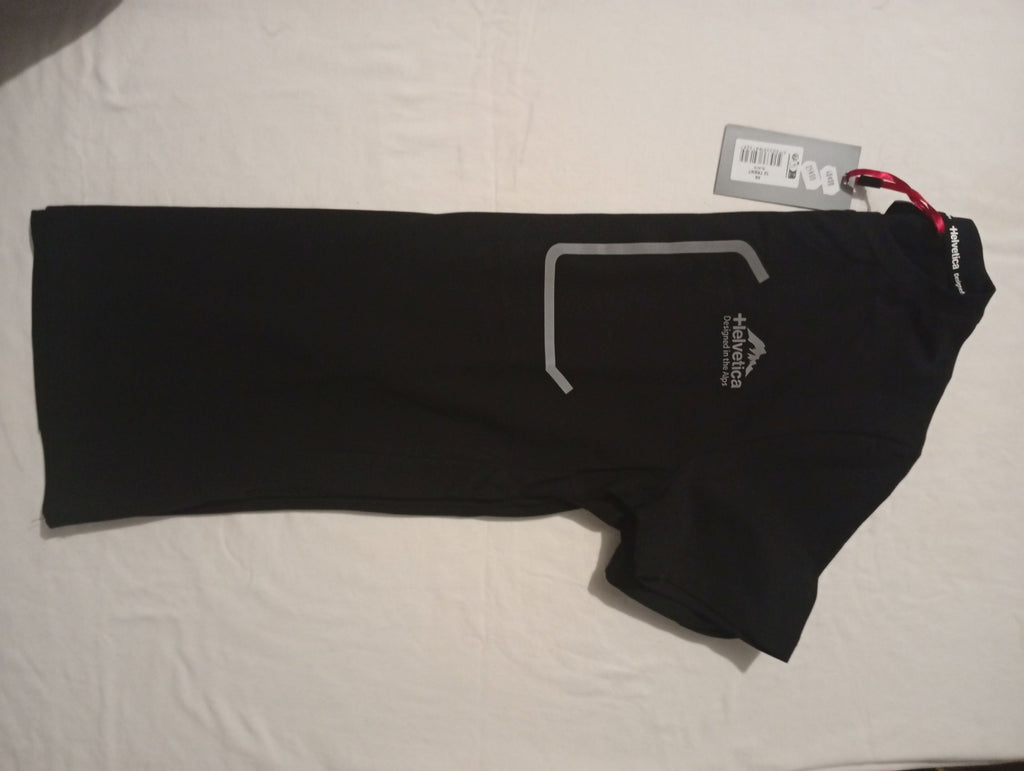 T-shirt Trent HELVETICA noir posé à plat, vue de face avec logo et motif gris
