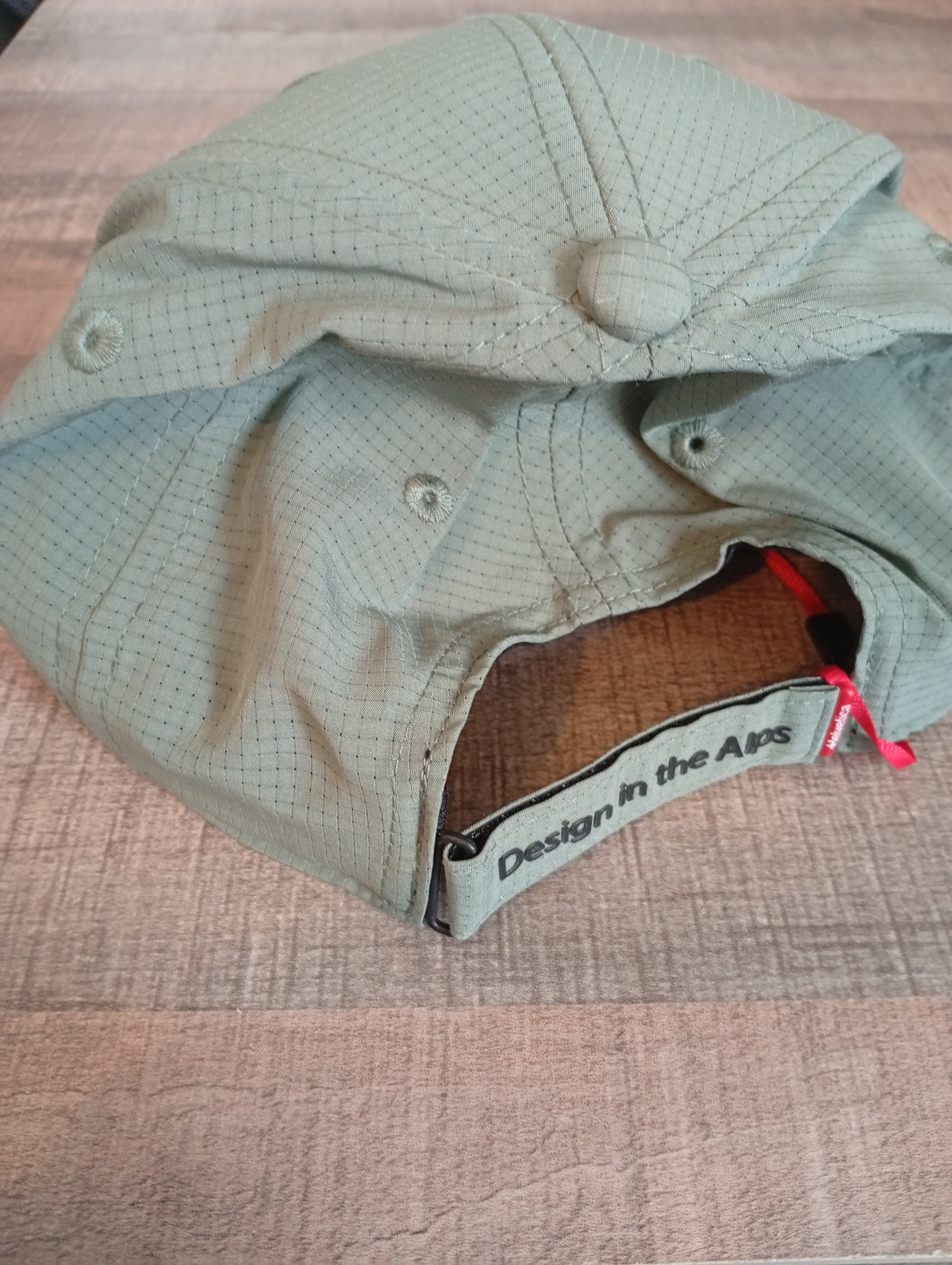 HELVETICA Frotz Cap