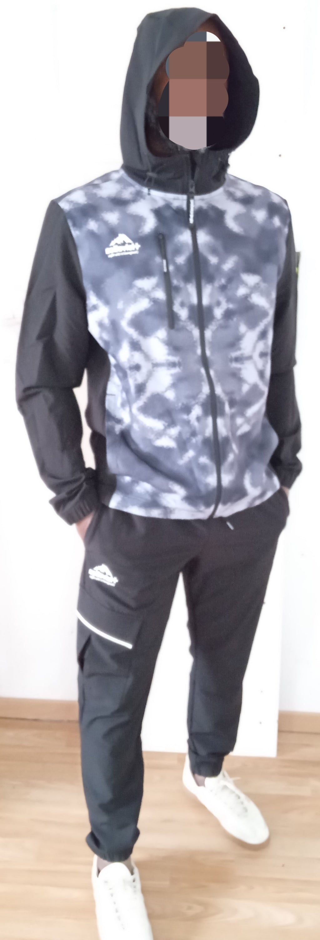 Survetement Helvetica Justine BILSAR streetwear porte